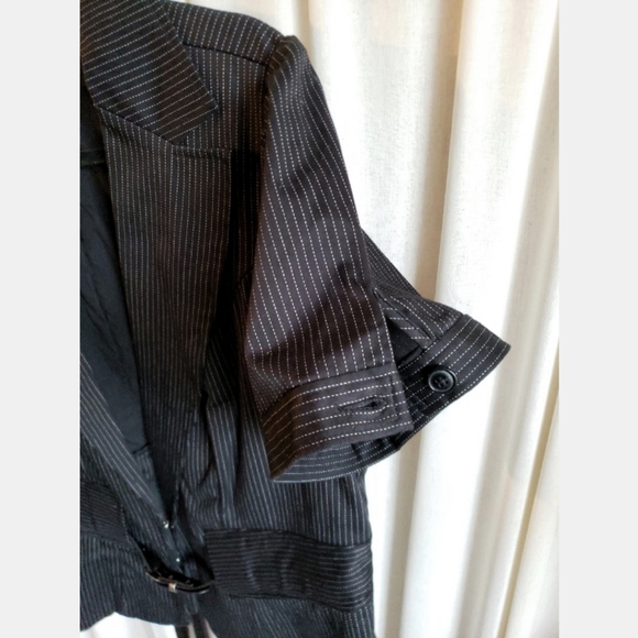 1 Torrid pinstripe short sleeve fitted blazer size 1 - Picture 5 of 6